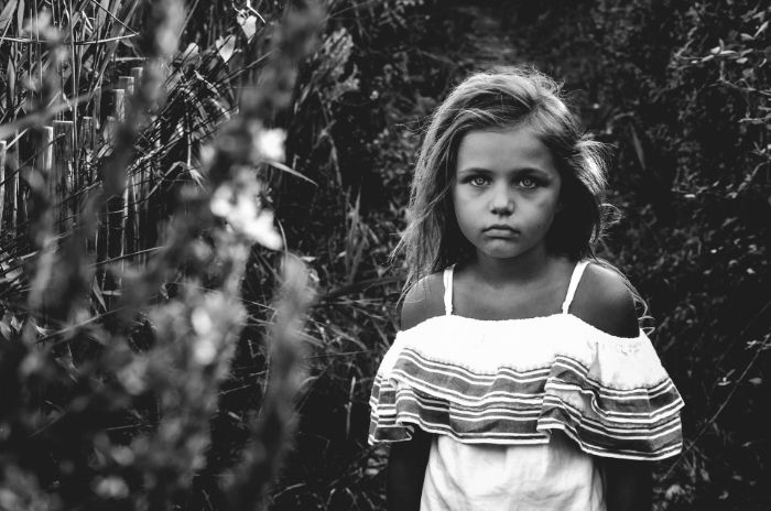 una modella bambina in posa per una foto